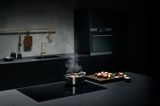 Große schwarze Küche mit dem Kochfeld "Sense Fry" von AEG
