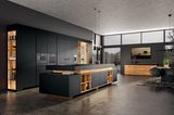 Schwarze Küche mit Olivenfurnier und innovativer Oberfläche Opaco "Elephant Skin" von Allmilmö