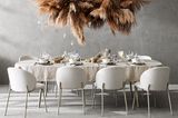 Trockenblumenwolke über einer festlich geschmückten Tafel von BoConcept