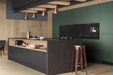 "Dolce Stil Novo": Schwarze Küche mit Schwarzglas, Kupfer und Edelstahl von SMEG