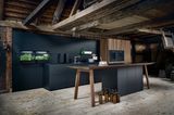 Küche mit schwarzer Beschichtung von Next 125