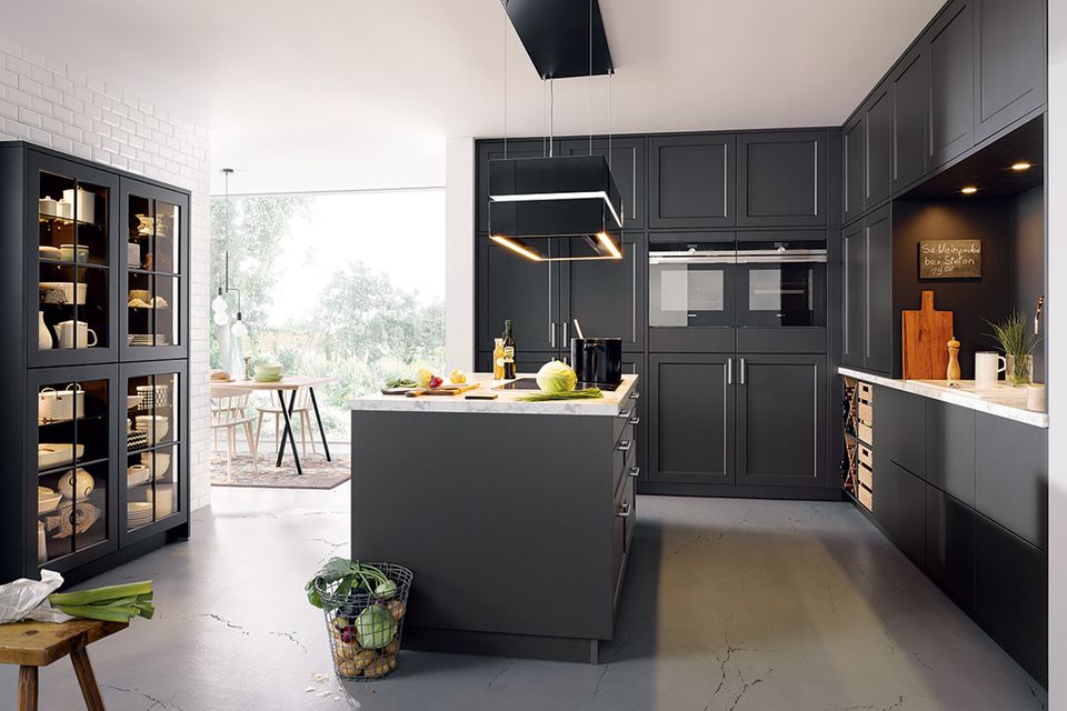 Landhausküche "Vienna" von Schüller in Schwarz - Bild 5 - [SCHÖNER WOHNEN]