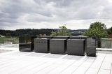 Schwarze Outdoorküche "Rock.Air" von Steininger auf weitläufiger Terrasse
