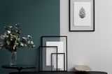 Grüne-graue Wand mit Bilderrahmen "Frame" von Moebe