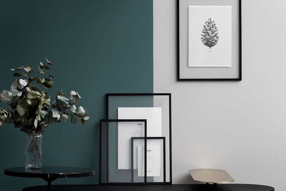 Grüne-graue Wand mit Bilderrahmen "Frame" von Moebe