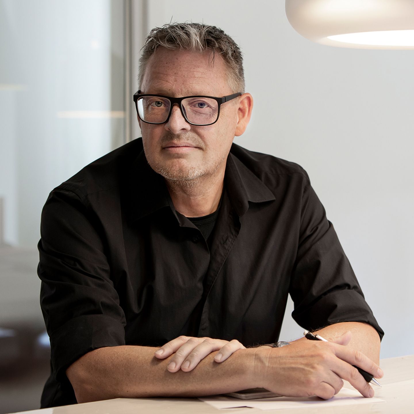 Designer Henrik Pedersen sitzt am Tisch
