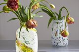 Vasen "Splash" von Hay mit einzelnen Blumen, die leicht die Köpfe hängen lassen