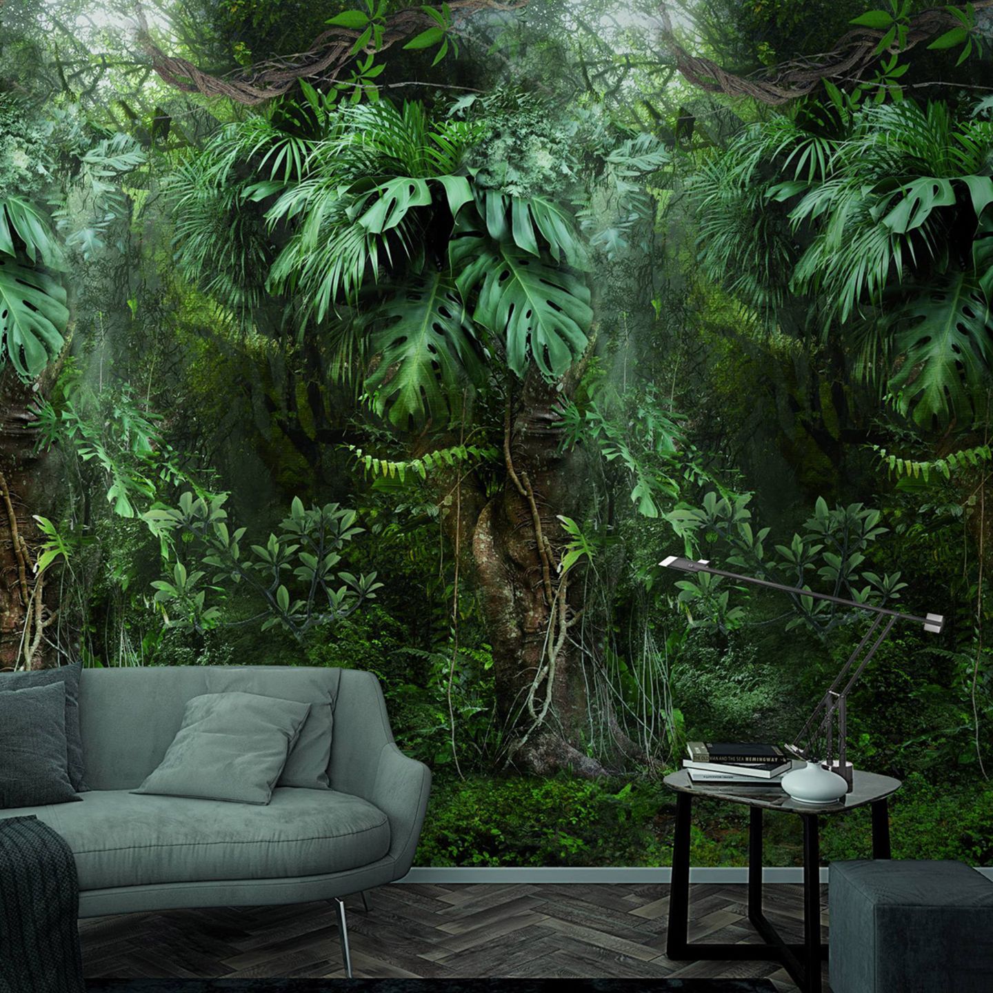 Tapete "Botanik" mit Dschungel-Feeling vor einem grünen Sofa und einem dunklen, kleinen Beistelltisch