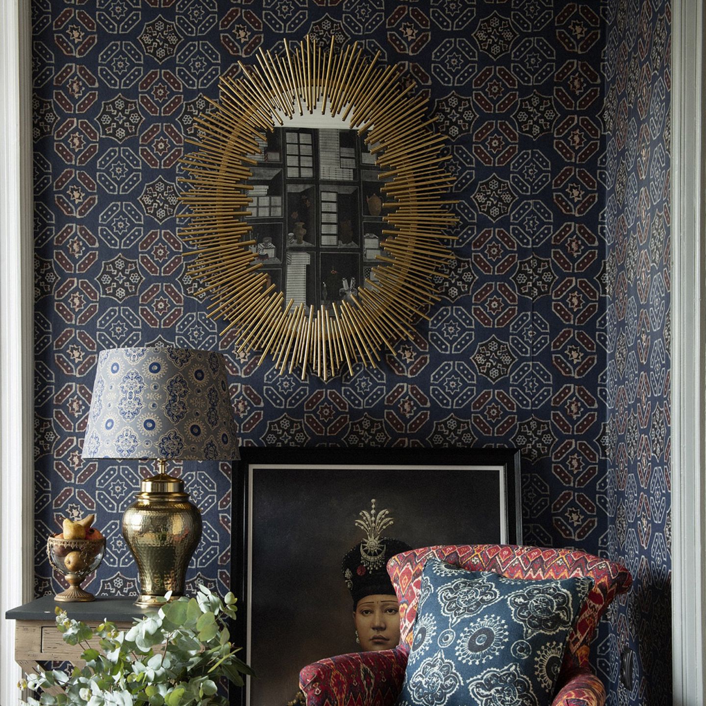 Tapete "Ajrak" mit tiefen Indigo-Tönen in einer etwas altmodischen und trotzdem stilvoll ausgestatteten Sitzecke