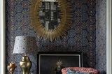 Tapete "Ajrak" mit tiefen Indigo-Tönen in einer etwas altmodischen und trotzdem stilvoll ausgestatteten Sitzecke