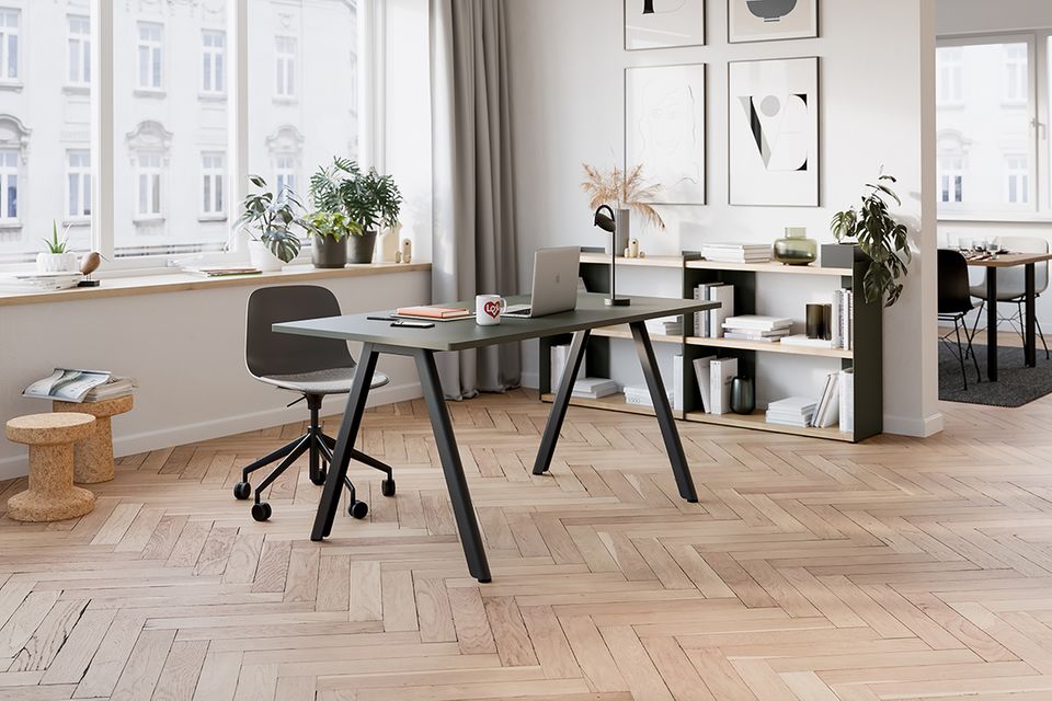 Tisch "Slide" von Renz Homeofficesituation mit Schreibtisch und Stuhl