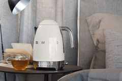 Wasserkocher "KLF04" von SMEG in Weiß auf einem Beistelltisch