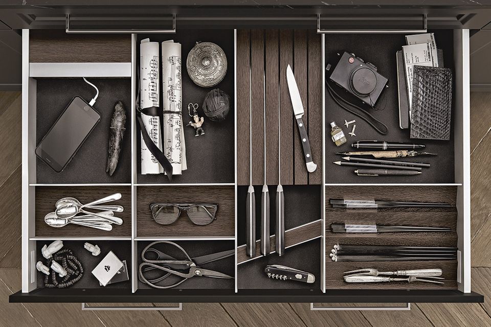 Innenausstattung "Classic" von Siematic aus Rauchkastanie und Aluminium ist flexibel einsetzbar. Innenausstattung "Classic" von Siematic aus Rauchkastanie und Aluminium ist flexibel einsetzbar.