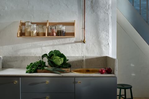 Holzregal an einer Küchenwand von FDB Møbler