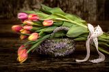 Osterdeko outdoor, Tulpenstrauß liegt auf Osterkörbchen