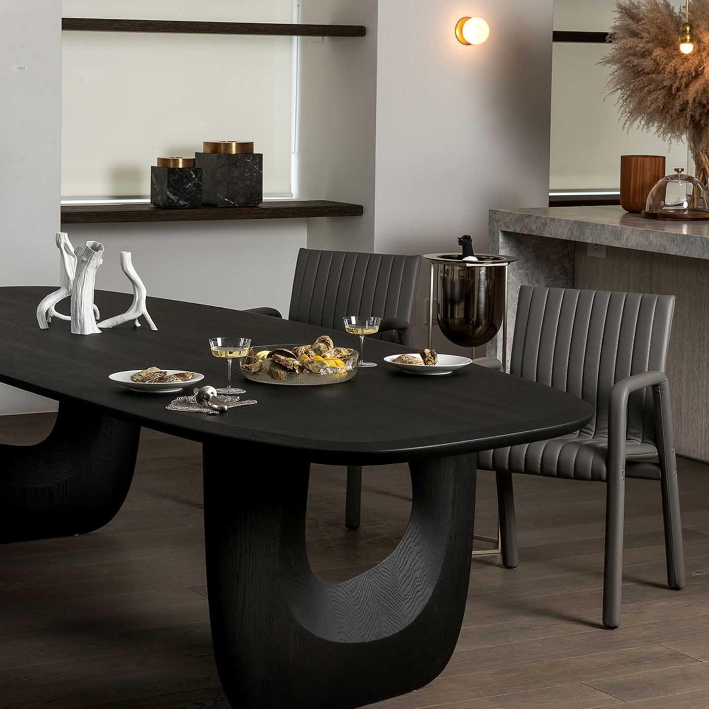 Schwarzer Esstisch mit Stühlen