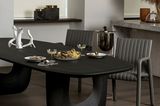 Schwarzer Esstisch mit Stühlen