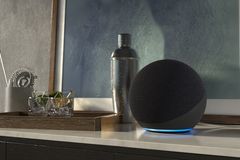 Smarter Lautsprecher "Echo 4" von Amazon in Schwarz auf einer Kommode