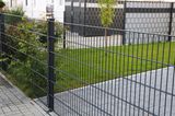 Gartenzaun aus Doppelstabmatten als Begrenzung für ein Grundstück