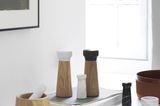 Verschiedene Küchenaccessoires wie ein Mörser sowie Salz- und Pfeffermühlen aus der "Craft"-Kollektion von Normann Copenhagen