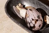 Mundgeblasenes Ei "Casca" mit farbigen Punkten von Ferm Living in einer Schale