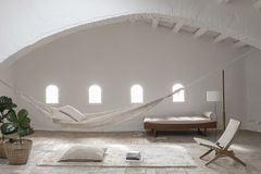 Komplett weiß gestrichener Raum mit südländischem Flair und Textilien aus der "Wellbeing"-Kollektion von Nanimarquina
