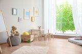 Kinderzimmer mit großem Fenster