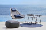 Stilvolle Outdoor-Sitzecke mit dem Teppich "Infinity" von Cane-line in Blau und mit Blick aufs Meer