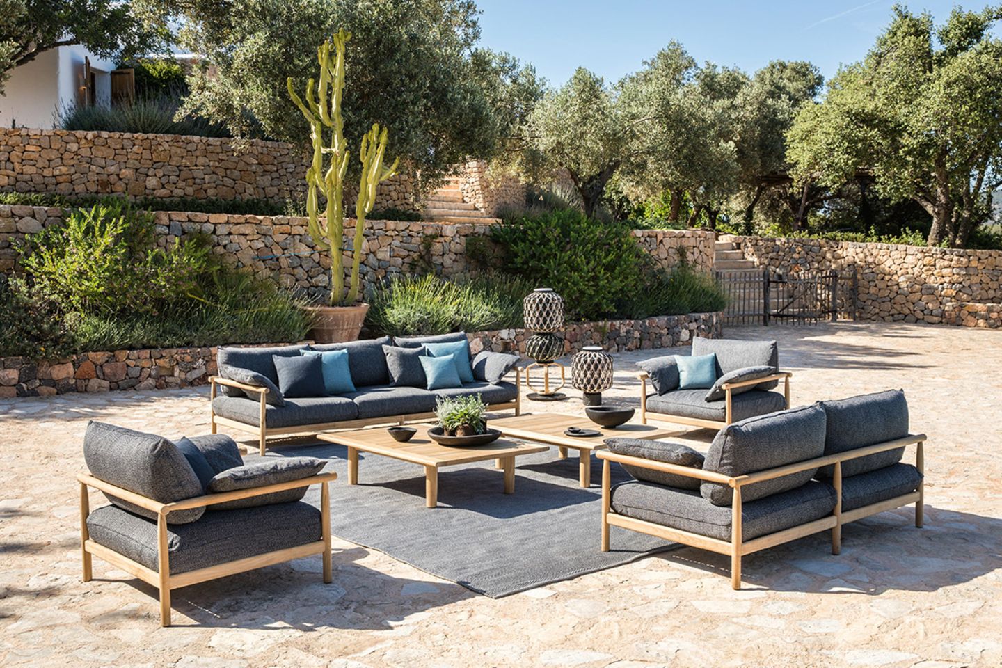 Sofas, Sessel, und Tische aus der "Tibbo"-Kollektion von Dedon auf einer großen mediterranen Terrasse