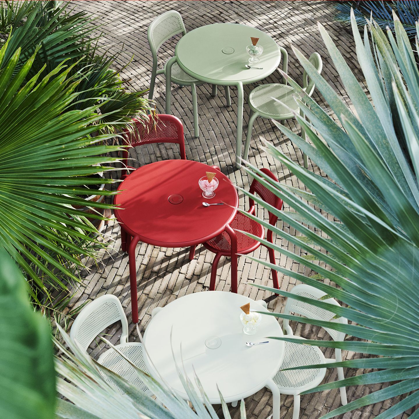 Drei Bistrotische "Toni Bistreau" mitsamt Stühlen in Weiß, Rot und Pastellgrün von Fatboy
