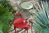 Drei Bistrotische "Toni Bistreau" mitsamt Stühlen in Weiß, Rot und Pastellgrün von Fatboy