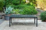 Gartentisch "Rio Alu" von Nardi auf einer mediterranen Terrasse mit vielen Pflanzen