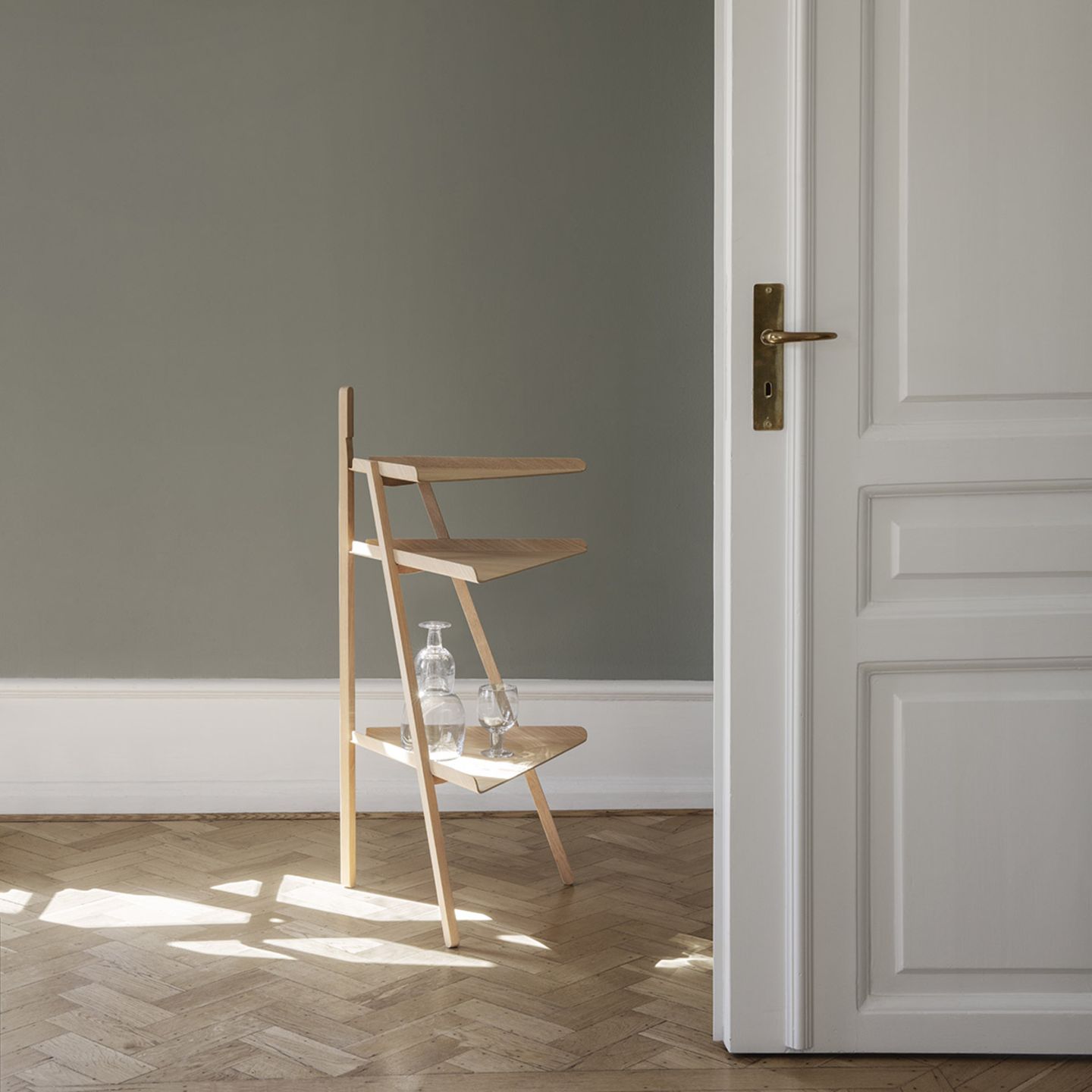 Regal "Trio" von Karakter Copenhagen in einem leeren Raum mit Holzboden und offener Tür