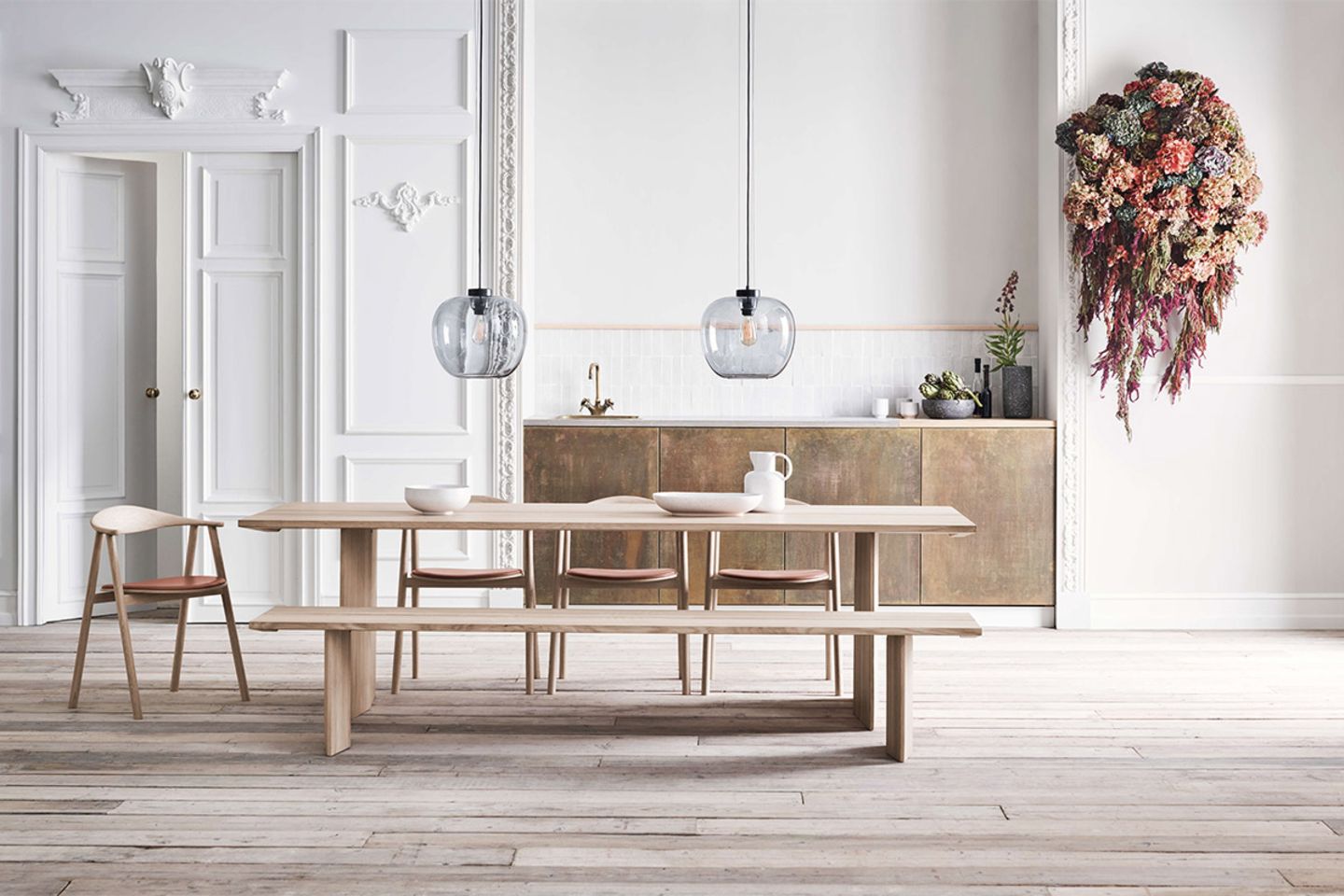 Wohnzimmer mit großem Esstisch, Stühlen und langer Sitzbank