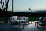 Outdoorsofa "Borea" im Zebralook von B&B Italia sowie Couchtisch, Stühle und Outdoorleuchte vor weitläufigem Naturpanorama