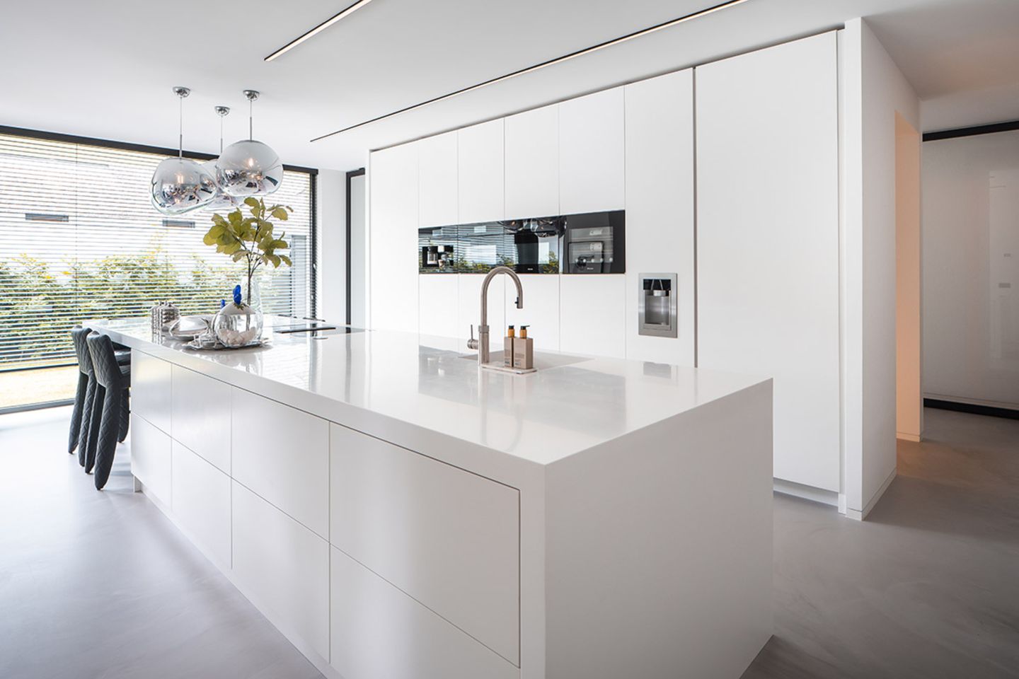 Niederländische Villa mit weißer Arbeitsplatte und weißen Küchenfronten aus dem Mineralwerkstoff Hi-Macs