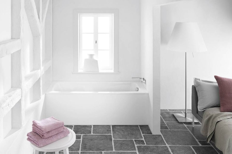 Schlafzimmer mit weißer Badeecke – inkl. der Badewanne "Cayone" von Kaldewei.