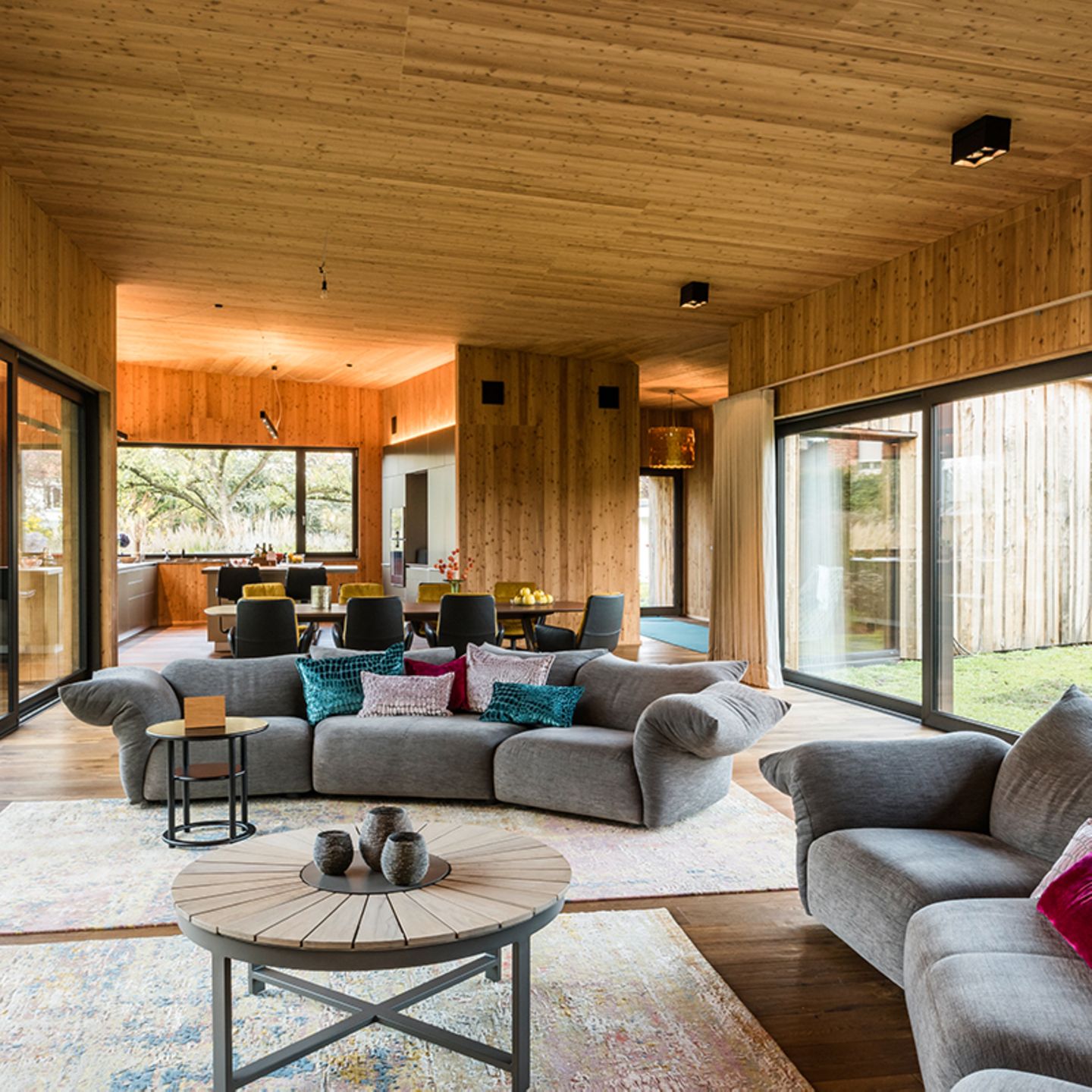 Räume mit Holzdecke modern einrichten