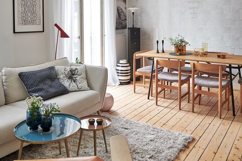 Wohnzimmer mit hellen Möbeln in einer kleinen Altbauwohnung in Stockholm.