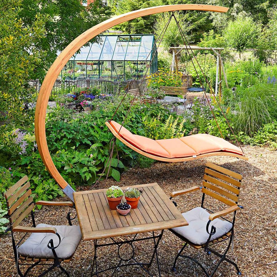 Naturnah Terrassenbodenbelag aus Stroh oder Rindenmulch [SCHÖNER WOHNEN]