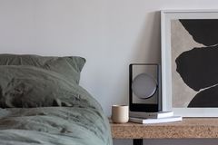 Nachttischleuchte "Mouro Lamp" von Case Furniture auf einem Nachttisch aus Kork