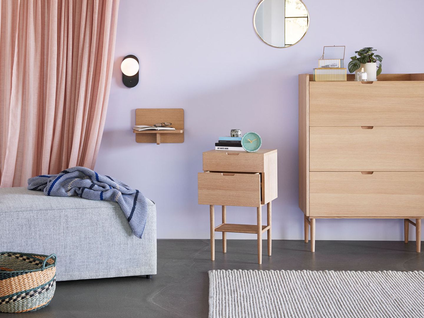 Schlafzimmer mit Wandfarbe in Flieder und hellem Holz