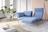 Sofa und Relaxliege in einem: "Roro" von Bruehl mit blauem Cord in einem hell gestalteten Loft