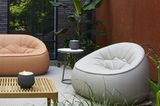 Loungeecke im Garten mit "Ottoman" von Ligne Roset