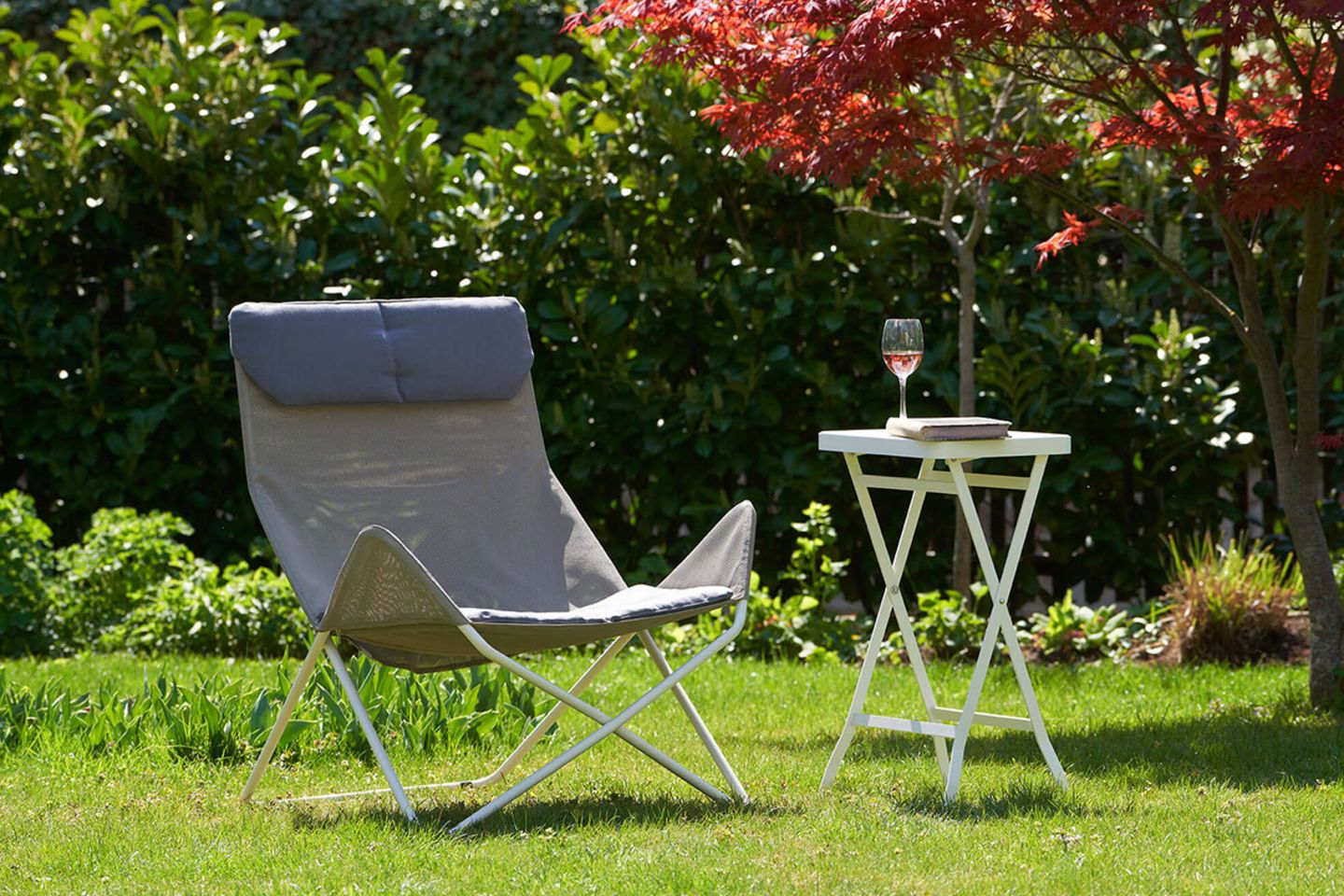 Kleine Loungeecke im Garten: