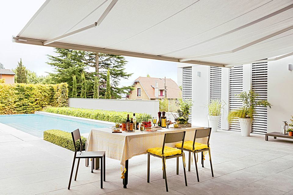 Terrasse mit Pool und smart gesteuerter Markise