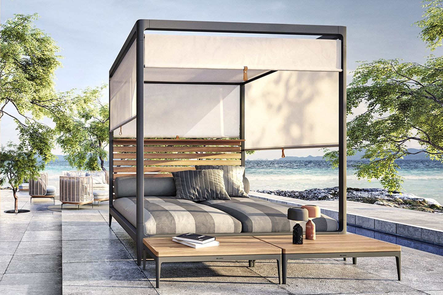 Lounge-Liege "Lodge Gabana" von Gloster auf einer stilvollen Terrasse direkt am Meer