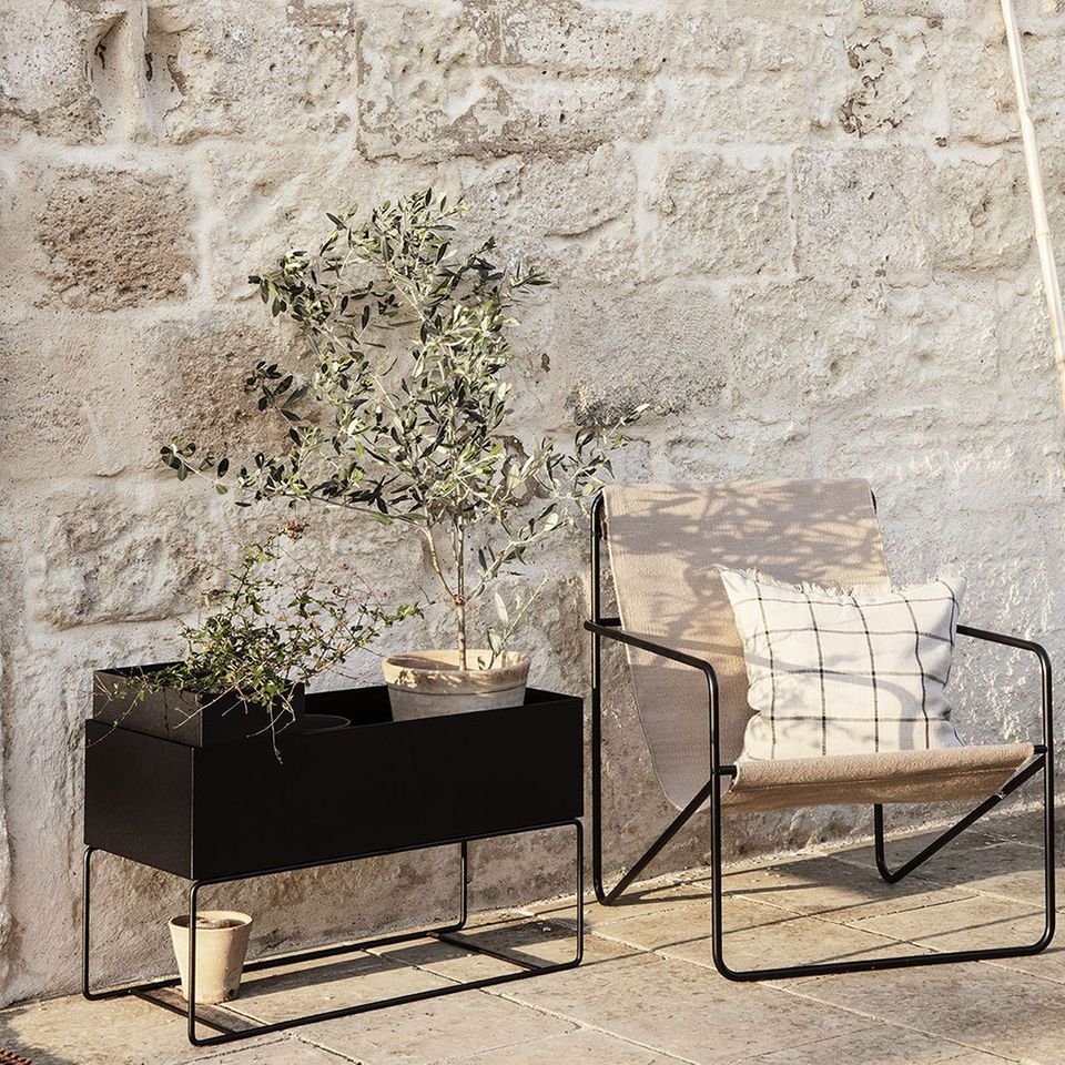Auch für kleine Balkone ideal: das Hochbeet "Plant Box" von Ferm Living neben einem Klappstuhl