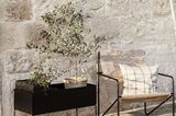 Auch für kleine Balkone ideal: das Hochbeet "Plant Box" von Ferm Living neben einem Klappstuhl