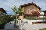 Haus Schliersee: Garten mit Kiesbett